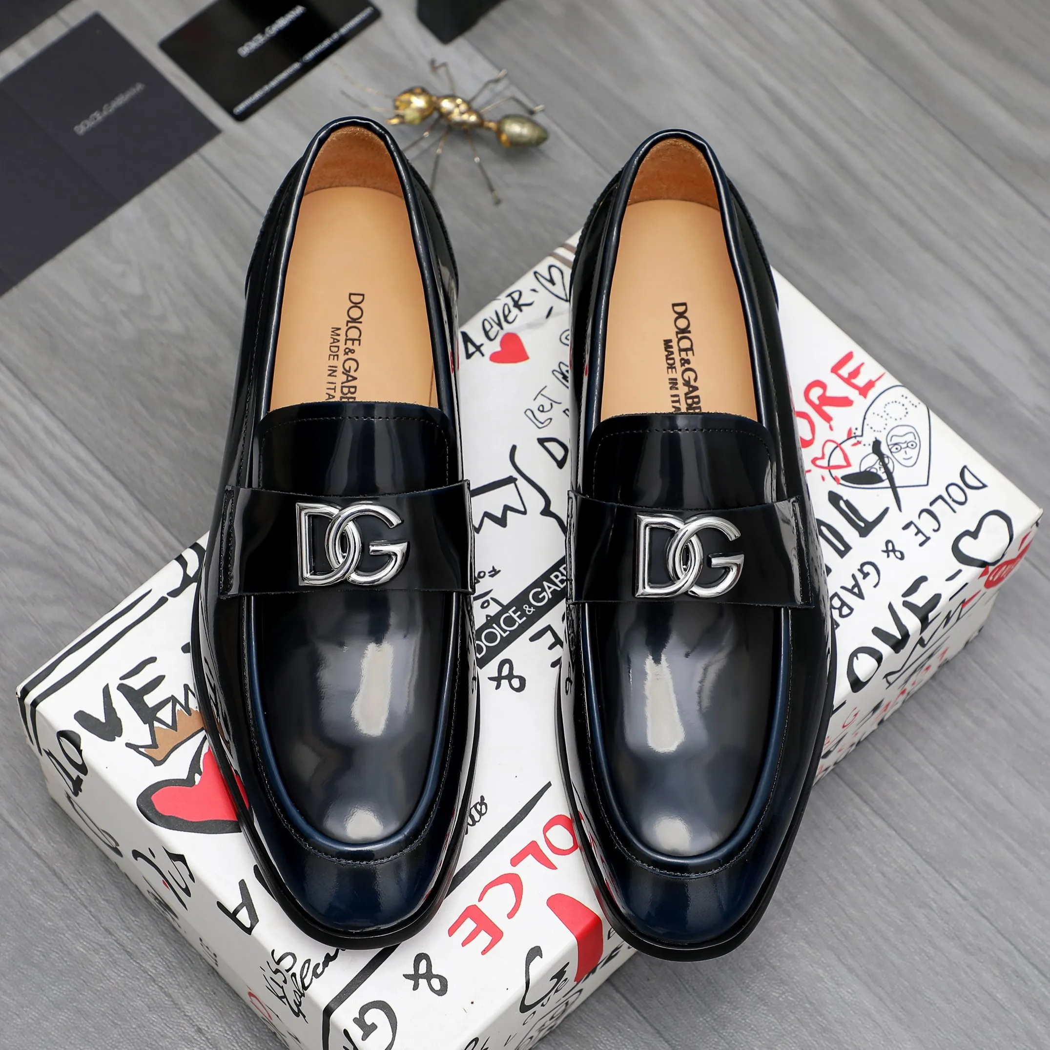 Men's shoes 💰500 Product trademark: DG (Dolce & Gabbana) business casual leather shoes Regular size: 38-45 (45 is custom-made and non-returnable) Product materials: Selected pearlescent polished cowhide upper, cowhide lining, original outsole